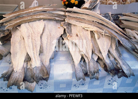 Portugal, Algarve, Quarteira, gesalzenen Kabeljau (Stockfisch), das auf dem Display am Marktstand Stockfoto