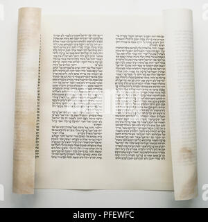 Torarolle, gedruckten Hebräischen Schrift aus dem Alten Testament Pentateuch. Stockfoto