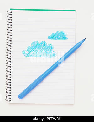 Blau cartoon Wolken in gesäumt Notebook gezeichnet, blauen Filzstift, die auf der Oberseite, in der Nähe Stockfoto
