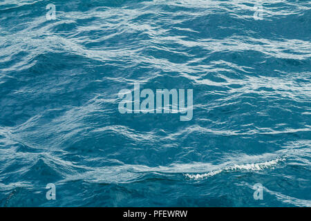 Geringe Aussicht auf Wellen des Meeres. Wasser Hintergrund. Stockfoto