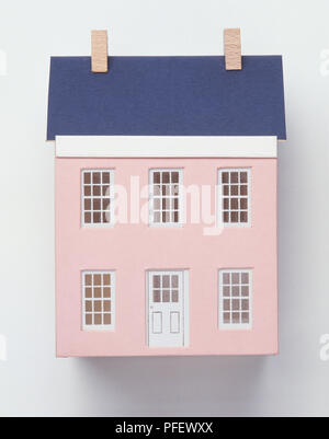 Rosa Haus mit blauem Dach, Vorderansicht Stockfoto