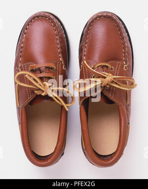 Paar braune Leder Schuhe für Herren mit passendem Leder schnürsenkel, Ansicht von oben Stockfoto