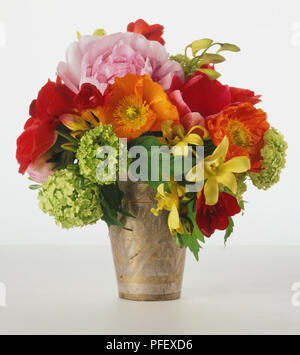 Viburnums grün, rot und orange Mohn, gelbe Orchideen und Rosen in einer Vase, Seitenansicht Stockfoto