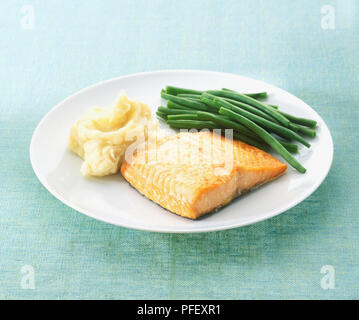 Gegrilltes Lachsfilet mit Kartoffelpüree und grünen Bohnen serviert. Stockfoto