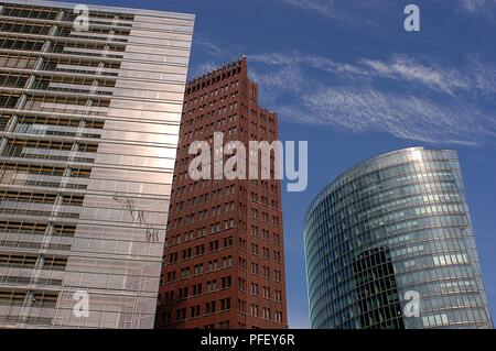 Deutschland, Berlin, Potsdamer Platz, Hochhäuser, darunter Deutsche Bahn HQ, Nahaufnahme, Low Angle View Stockfoto