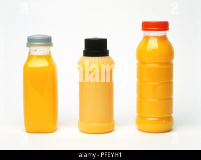 Drei verschiedene Plastikflaschen aus Fruchtsaft Stockfoto