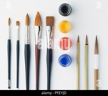 Eine Auswahl von Pinseln mit feiner Spitze Kalligraphie Bürsten und Gläser schwarz, gelb, rot, blau Farbe Stockfoto