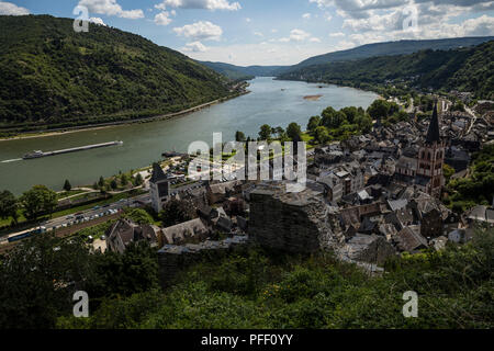 Ein Teil der Ruinen der alten Stadtmauer mit Blick auf Bacharach und den Rhein aus den umliegenden Weinbergen in Bacharach, Deutschland. Stockfoto