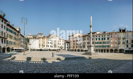 Einen Panoramablick auf Giacomo Matteotti Platz in Udine, Italien Stockfoto