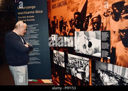 Oberstleutnant Alessandro Criscitiello, der Kommandant an das Center of Excellence für Stabilität der Polizei Abteilung Weiterbildung, liest über die Tutsi Umsiedlung nach Bugesera in den 1960er Jahren bei einem Besuch in Kigali Völkermord Memorial Center. Das Zentrum wird im Gedenken an den Völkermord von 1994 gegen die Tutsi. Die Reste von über 250.000 Menschen sind dort beigesetzt. Es gibt ein Besucherzentrum für Studierende und diejenigen, die die Ereignisse, die zu den Ereignissen von 1994 zu verstehen. Criscitiello, ein italienischer Polizist, wird Mentor ruandischen Polizei beim Gemeinsamen Accord 2018, a multi-Component, Gelenk, Co Stockfoto