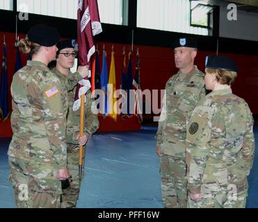 1. Sgt. Elizabeth Marroquin, öffentliche Gesundheit Aktivität - Rheinland Pfalz erster Sergeant, steht bereit, das Gerät farben Oberstleutnant Kenneth D. Spicer, ausgehende öffentliche Gesundheit Aktivität - Rheinland Pfalz Commander (rechts) während der PHA-RP Ändern des Befehls Zeremonie, Juni 01, 2018, die in Landstuhl eingesetzt/Deutschland Pass Stockfoto