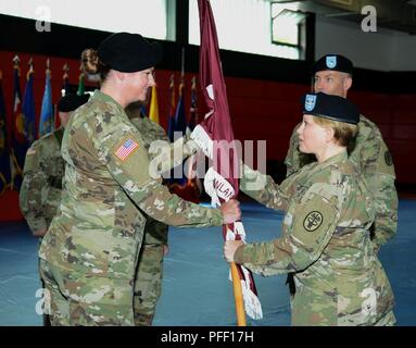 Kol. Rebecca I. Porter, Commander, öffentliche Gesundheit Command Europe gibt die Farben an Oberstleutnant Brianna M. Perata, eingehende PHA-RP Commander bei der PHA-RP Ändern des Befehls Zeremonie, Juni 01, 2018, die in Landstuhl eingesetzt / Deutschland Stockfoto