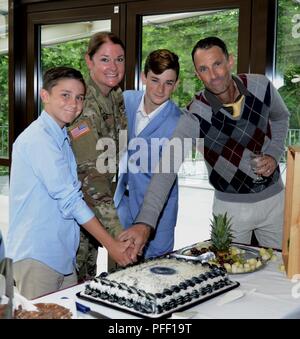 Oberstleutnant Brianna M. Perata, New Public Health Aktivität - Rheinland Pfalz Commander und ihre Familie sind, schneiden Sie den Kuchen bei einem Empfang nach der PHA-RP Ändern des Befehls Zeremonie, Juni 01, 2018, die in Landstuhl eingesetzt / Deutschland Stockfoto