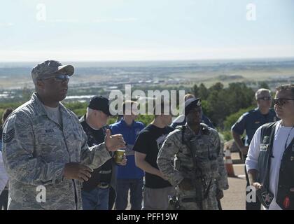 CHEYENNE MOUNTAIN AIR FORCE STATION, Colo.-Tech. Sgt. Wade H. Woods II, 21 Space Wing Non-Commissioned Officer zuständig für Arbeitssicherheit, gibt einem Sicherheit kurz vor dem gefallenen Offiziere Memorial Motorrad fahren, 1. Juni 2018 Cheyenne Mountain Air Force Station, Colorado. Die Fahrt begann im Jahr 2014 mit nur 12 Fahrer. Vier Jahre und fünf Jahre später reitet, 137 Fahrer teilgenommen zu Ehre gefallenen militärische und zivile Polizisten. Stockfoto