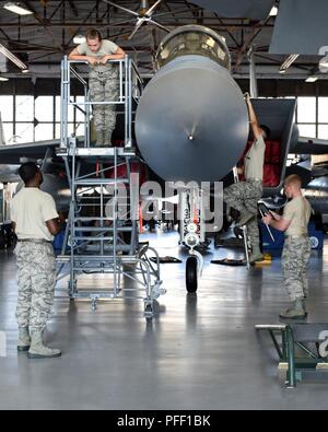 Staff Sgt. Bruce Malcom, links am Boden, 362 Training Squadron F-15 Crew Chief Lehrling Kursleiter, spricht mit Flieger Olivia Anderson, F-15 Crew Chief Lehrling Kurs Student, während Airman Alexander Gatewood, Leiter und Flieger 1. Klasse Brandon Greer, auch F-15 Crew Chief auszubildende Studierende, Durchführung Service prüft auf der F-15 Eagle trainer Jet in Sheppard Air Force Base, Texas, 5. Juni 2018. Von Malcom Schüler Arbeiten zur Wartung der Überdachung des F-15. Vordächer mit pneumatischen Druck zu öffnen und schließen automatisch, wenn der Druck läuft aus, Mannschaft Leiter wird h Stockfoto