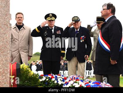 SAINTE-MARIE-du-Mont, Frankreich (Juni 6, 2018) D-Day Veteran John Römischen (Mitte) und Generalmajor Mark W. Palzer, Kommandant der 79. Theater Sustainment Command (Mitte links), Salute für das Spielen des Französischen und US-Amerikanischen tippt während der Utah Beach Federal Denkmal Zeremonie. In dieses Jahr fällt der 74. Jahrestag der Operation Overlord, der alliierten Invasion in der Normandie am 6. Juni 1944 - Die meisten allgemein als D-Day bekannt. Eine epische Multinationale amphibischen und Betrieb, D-Day Partnerschaften und verstärkten transatlantischen Bindungen, die heute stark bleiben. Insgesamt US-Mitglieder aus 20 Einheiten in Stockfoto