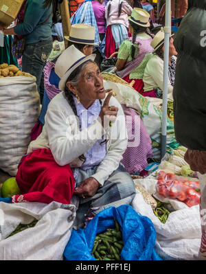 Cuenca, Ecuador/Dec 30, 2012: Frau Vorträge Kunden im Markt Stockfoto