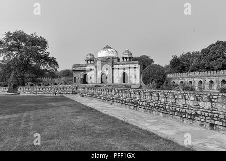 Neu Delhi, Indien - 17. September 2015 eine Ansicht von Isa Khan Niyazi Moschee aus der Inneren Mauer.. Stockfoto