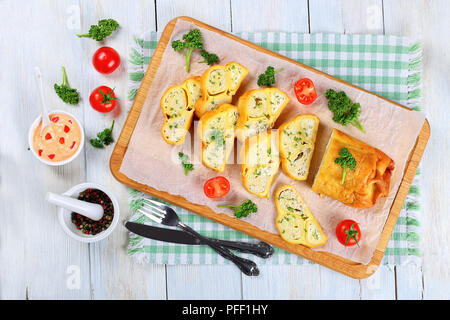Gerösteten Fladenbrot Wraps mit Hackfleisch Huhn Fleisch und Käse in Scheiben geschnitten auf Schneidebrett mit frischer Petersilie und Tomaten gefüllt, close-up Stockfoto
