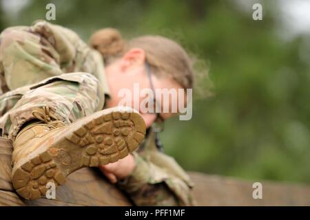 Sgt. Camille Edward, ein Healthcare Spezialist mit 352 Combat Support Hospital, 807Th Medical Command (Support), klettert über die Mauer Hindernis im 2018 U.S. Army Reserve Command's Best Krieger Wettbewerb in Fort Bragg, North Carolina Juni 10-15. Mehr als 35 Soldaten, die sieben Geografischen Befehlen und 22 Funktionale Befehle, werden in der Woche in einer Vielzahl von Herausforderungen einschließlich Waffen abfeuern, land Navigation konkurrierenden verbringen, die Armee körperliche Fitness zu testen, und verschiedene Geheimnis Veranstaltungen. Diese Herausforderungen werden ihre Fähigkeiten letztendlich Test, Einsatzbereitschaft und Letalität Stockfoto