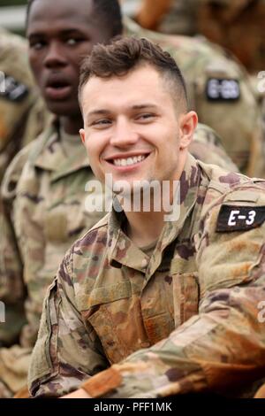 Spc. Konner Klein, einen Fachmann mit der zivilen Angelegenheiten 457th Battalion, 7th Mission Support Command, lacht mit seinen Mitkonkurrenten nachdem das Hindernis Kurs an die 2018 U.S. Army Reserve Command's Best Krieger Wettbewerb in Fort Bragg, North Carolina Juni 10-15. Mehr als 35 Konkurrenten, die sieben Geografischen Befehlen und 22 Funktionale Befehle, werden in der Woche in einer Vielzahl von Herausforderungen einschließlich Waffen abfeuern, land Navigation konkurrierenden verbringen, die Armee körperliche Fitness zu testen, und verschiedene Geheimnis Veranstaltungen. Diese Herausforderungen ihre Fähigkeiten letztendlich Test, Bekämpfung der readines Stockfoto