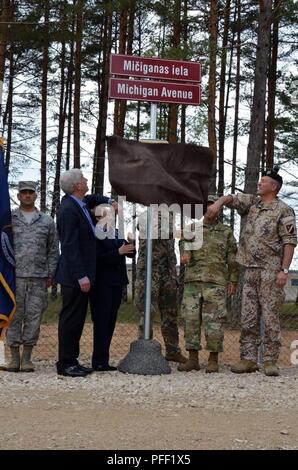 ĀDAZI, Lettland - Michigan Gouverneur Rick Snyder, US-Botschafter in Lettland, Nancy Pettit, Adjutant General von Michigan, Generalmajor Gregor Vadnais, der lettischen Armee Kommandeur, Generalleutnant Leonīds Kalniņs und lettischen Infanterie Brigade Kommandeur, Oberst Ilmārs Lejiņš, enthüllen "Michigan Avenue" an ādaži Militärbasis, Lettland, Dienstag, 12. Juni 2018, die 25-jährige Beziehung zwischen Lettland und Michigan zu gedenken unter den US-amerikanischen National Guard Bureau State Partnership Program (SPP). Die Veranstaltung wurde auch von den USA und Lettische militärische Mitglieder teilnahmen. Nach der Einweihung, die verehrten Besucher t Stockfoto