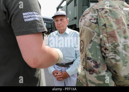 Kapitän John Capiello, Civil Affairs Officer, 2d Kavallerie Regiments, spricht mit einem 94-jährigen Veteran der litauischen Armee mit Unterstützung der Sprachwissenschaftler von der Mission unerlässlich, ein Engagement in Kaunas, Litauen, 10. Juni 2018. 2CR eine medizinische Evakuierung Fahrzeug, ein tanklaster und eine Last für die Bekämpfung von Funktionen angezeigt. Stockfoto