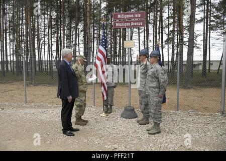 ĀDAZI, Lettland - Michigan Gouverneur Rick Snyder und Adjutant General von Michigan, Generalmajor Gregor Vadnais, re-gewinnen zwei Michigan Air National Gardisten, Staff Sgt. Toery Grodstein, und die Mitarbeiter der Sgt. Andrew Wheeler, nach der Enthüllung "Michigan Avenue" an ādaži Militärbasis, Lettland, Dienstag, 12. Juni 2018, die 25-jährigen Beziehungen zwischen Lettland und Michigan zu gedenken unter den US-amerikanischen National Guard Bureau State Partnership Program (SPP). Die Veranstaltung wurde auch von den USA und Lettische militärische Mitglieder teilnahmen. Nach der Einweihung, die verehrten Besucher tourte ein Ort, wo die Bauarbeiten 23.38.39 Stockfoto