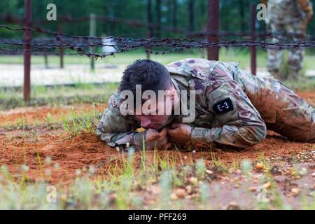 U.S. Army Reserve SPC. Konner Klein, ein Netzteil noncommissioned Officer von Spring Lake, North Carolina, mit Charlie Company, 457th zivilen Angelegenheiten Battalion, 7th Mission Support Command, führt eine geringe Kriechen auf Hindernis vier der Fort Bragg Air Assault Schule Hindernisparcours. Das Berühren der Stacheldraht mit jedem Teil Ihres Körpers während dieser Weg führt zur Disqualifikation, so dass die Wettbewerber zum Anfang der Spur zurück, um es erneut zu versuchen oder mit einem Verlust der Punkte fortsetzen. 36 Krieger weiterhin für die Titel der United States Army Reserve Bester Krieger während des g zu vie Stockfoto