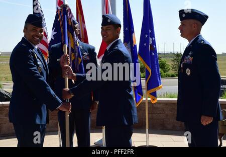 Oberstleutnant Michael Kruk, Mitte, 11. Platz Warnung Squadron eingehende Commander, erhält die Guidon, symbolisieren die offizielle Umbenennung der Befehl, Juni 12, 2018, Buckley Air Force Base, Colorado. Die 11 SWS unterstützt die Base mission weltraumgestützter Flugkörper Warnung neben dem 2. und 8. Platz Warnung Geschwader. Stockfoto