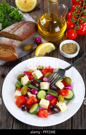 Frisches und Gesundes Gemüse Griechischer Salat mit Feta Käse, Gurke, Tomate, Oliven und roten Zwiebeln Zwiebeln, Zutaten und Frische hausgemachte griechische Cou Stockfoto