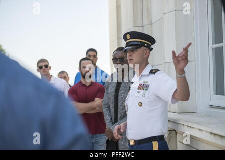 Us-Armee Sgt. 1. klasse James Jones (rechts), Sergeant, Veranstaltungen und Zeremonien, Arlington National Cemetery; Gespräche mit Mitgliedern der Detroit Lions außerhalb des Memorial Amphitheater auf dem Arlington National Cemetery, Arlington, Virginia, 12. Juni 2018. Die Löwen besucht Arlington National Cemetery in einem pädagogischen Mitarbeiter fahren, wo Sie mit Friedhof Vertreter, Field Operations sprach zu beteiligen, erhalten eine Führung durch die Gedenkstätte Amphitheater Anzeige Zimmer ab ANC Historiker, und beobachtete den Wachwechsel Zeremonie am Grab des Unbekannten Soldaten. Stockfoto
