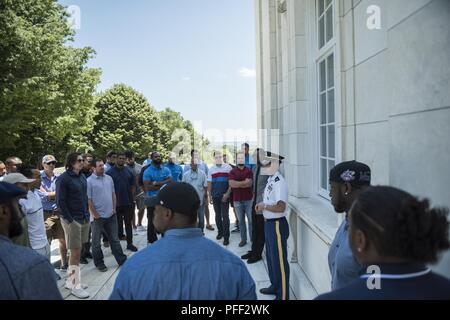Us-Armee Sgt. 1. klasse James Jones (rechts), Sergeant, Veranstaltungen und Zeremonien, Arlington National Cemetery; Gespräche mit Mitgliedern der Detroit Lions außerhalb des Memorial Amphitheater auf dem Arlington National Cemetery, Arlington, Virginia, 12. Juni 2018. Die Löwen besucht Arlington National Cemetery in einem pädagogischen Mitarbeiter fahren, wo Sie mit Friedhof Vertreter, Field Operations sprach zu beteiligen, erhalten eine Führung durch die Gedenkstätte Amphitheater Anzeige Zimmer ab ANC Historiker, und beobachtete den Wachwechsel Zeremonie am Grab des Unbekannten Soldaten. Stockfoto