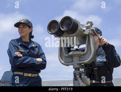 Pazifik (10. Juni 2018) Midshipman 1. Klasse Hailey Burns, von Newtown, Pa., Links, beobachtet die Aufgaben der Fähnrich Taylor Poynter, von Sarasota, Fla., als coning Offizier an Bord der San Antonio-Klasse amphibious Transport dock USS Anchorage LPD (23) Während der Composite Trainingsgerät Übung (COMPTUEX). COMPTUEX ist die letzte Übung vor der Bereitstellung, die die kombinierten Essex Amphibious Ready Gruppe und Fähigkeiten des 13. Marine Expeditionary Unit militärische Operationen auf See und Projekt power zu leiten an Land in der kommenden Einsatz im Sommer 2018 bescheinigt. Stockfoto