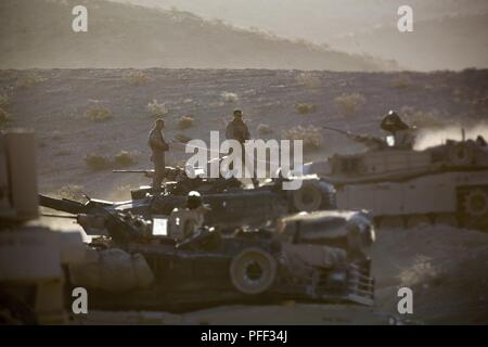 Marines mit Alpha Company, 4 Combat Engineer Battalion, 4th Marine Division, und Echo Company, 4. Tank Battalion, 4 MarDiv, ihre Assault Breacher Fahrzeuge abbauen und M1A1 Abrams Kampfpanzer eine Sicherheit kurz vor einem Hindernis clearing Loslösung praktische Anwendung, während integrierte Ausbildung Übung 4-18, an Bord der Marine Corps Air Ground Combat Center Twentynine Palms, Kalifornien, 12. Juni 2018 zu besuchen. Die OCD-Schulung wurde durchgeführt, Marines für die Ausführung eines live-fire kombinierte Waffen verletzen, in denen Mechanisierte Einheiten eine 1.000 Pfund Minenräumung ch detonieren vorbereiten Stockfoto