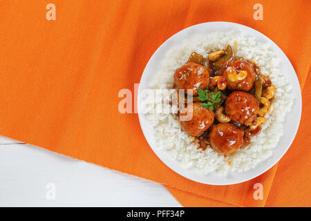 Basmati Reis mit Huhn oder Truthahn Hackfleischbällchen gedünstet mit grünem Paprika, Cashewnüsse, Zwiebel, Sojasauce, chinesisch Kochen, Wein und Gewürze auf Weiß Stockfoto