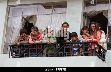 Cuenca, Ecuador/Dec 23, 2012: Familie schaut von Balkon auf Parade unter Stockfoto