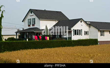 FARMOUDE MIT KORN FELD Stockfoto