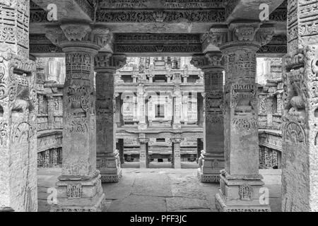 Patan, Gujarat, Indien, Dezember 05,2014 - ein Blick von Innen geschnitzten Wände und Säulen in Rani Ki Vav Stockfoto