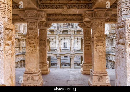 Patan, Gujarat, Indien, Dezember 05,2014 - ein Blick von Innen geschnitzten Wände und Säulen in Rani Ki Vav Stockfoto