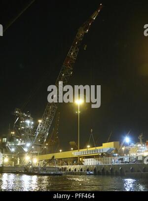 SHUIABA PORT, Kuwait - Mitglieder der 331 Transport Unternehmen arbeiten mit der 38Th Sustainment Brigade der Lastkahn Derrick Kran verwenden, um Zeichenfolgen der Internationalen Organisation für Normung (ISOPAK) Module in den Hafen, so dass Sie den Roll-on/Roll-off-Entlastung für die Logistik-über-die-Shore-Mission während Nautische Horizont 2018 Hoist. Nautische Horizont 2018 ist eine 2-stufige U.S. Army Central Stockfoto