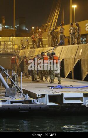 SHUIABA PORT, Kuwait - Soldaten mit der 331 Transport Unternehmen, auf der Grundlage von Joint Base Langley-Eustis, Va., Arbeit mit den 38th Sustainment Brigade die Saiten der Internationalen Organisation für Normung (ISOPAK) Module im Hafen zusammen richtig platziert sind, so dass Sie die Roll-on/Roll-off-Entlastung für die Logistik-über-die-Shore-Mission während Nautische Horizont 2018 zu gewährleisten. Nautische Horizont 2018 ist eine 2-stufige U.S. Army Central Stockfoto