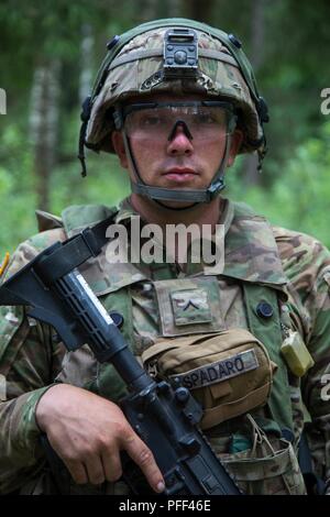 Pvt. Joshua Spadaro, Eagle Truppe, 2.Staffel, 2d-Cavalry Regiment, zieht Roaming Guard zu einem Rest über Nacht Website für übung Sabre Streik 18 in Litauen, 11. Juni 2018. Sabre Streik 18 ist eine US-Armee Europa - LED-kooperative Ausbildung Übung entwickelt gemeinsame Interoperabilität multinationaler Blindbewerbungen zu unterstützen, zu verbessern. Stockfoto