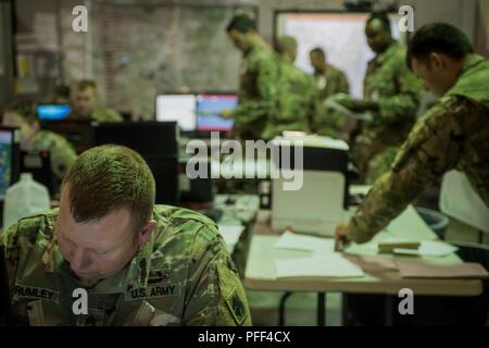 Staff Sgt. Thomas Brumley, eine Schlacht Unteroffizier mit dem 1 Battalion, 179Th Infantry Regiment, 45th Infantry Brigade Combat Team, Monitore einen simulierten Schlachtfeld und generiert Berichte während Warfighter 18-5 (WFX 18-5) Juni 2018 im Camp Atterbury gemeinsame Manöver Training Center in der Nähe von Edinburgh, Indiana. WFX 18-5 serviert zu validieren und Testen von Komponenten der 34th Infantry Division, Systeme Minnesota Army National Guard und die Fähigkeit zur Durchführung von simulierten, militärische Operationen. Stockfoto