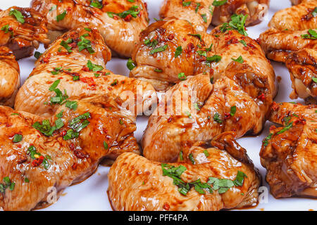 In der Nähe des raw Chicken Wings mit Gewürzen mariniert und Sojasauce entsprechend zu speziellen Rezept, Ansicht von oben Stockfoto
