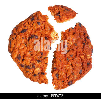 Chocolate Chip oatmeal Cookie stürzte in drei Stücke auf Weiß, schließen isoliert - oben Stockfoto