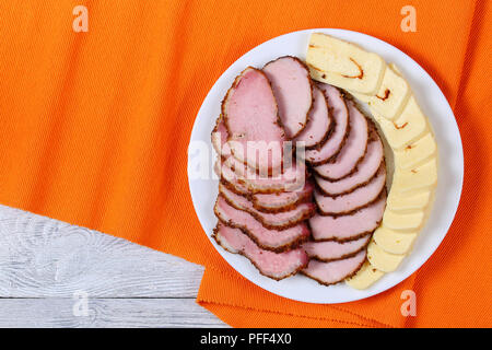 Köstliche geschnitten geröstet und geräuchertes Fleisch und gefüllt mit Chili paste Mozzarella am Platter auf weißem Holz- Tabelle, Ansicht von oben Stockfoto