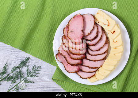 Köstliche geschnitten geröstet und geräuchertes Fleisch und gefüllt mit Chili paste Mozzarella am Platter auf weißem Holz- Tabelle, Ansicht von oben Stockfoto