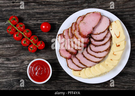 Köstliche geschnitten geröstet und geräuchertes Fleisch und gefüllt mit Chili paste Mozzarella am Platter auf alten, dunklen Holztisch mit Ketchup und Tomaten/Paradeiser Stockfoto