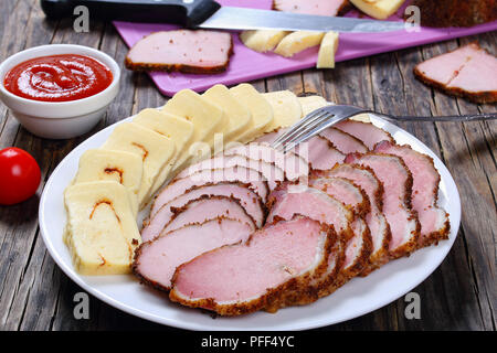 Geröstet geschnitten und geräuchertes Fleisch und gefüllt mit Chili paste Mozzarella am Platter auf Holztisch, Schneidebrett mit Messer, Stücke von Fleisch und Stockfoto